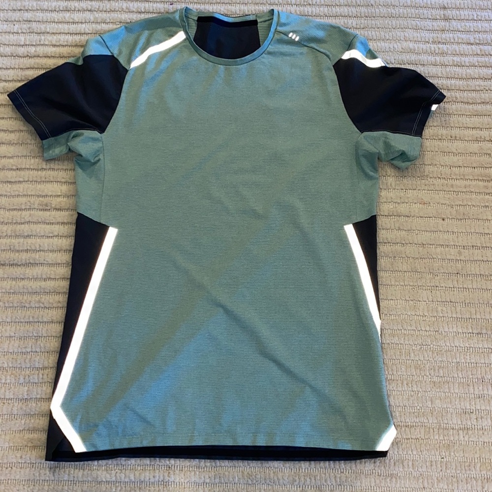Men’s Lululemon lightweight shirt w reflective detailing